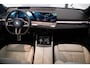 BMW 5-Serie 550e xDrive M-Sport Pro | Panorama | B&W | Driving Ass. + | Trekhaak | 360 Camera | Stoel/Stuurverw. | Head-Up |