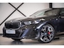 BMW 5-Serie 550e xDrive M-Sport Pro | Panorama | B&W | Driving Ass. + | Trekhaak | 360 Camera | Stoel/Stuurverw. | Head-Up |