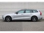Volvo V60 T6 Automaat Plug-in hybrid AWD Plus Dark Trekhaak | Visual Park Assist | Harman Kardon | Voorruitverwarming | Elektrisch verstelbare voorstoelen met geheugen | Apple Carplay | Android Auto | Google Maps | Google Assistant | Blis | 18 Inch | Keyless