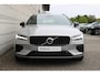 Volvo V60 2.0 T6 Plug-in hybrid AWD Plus Dark Trekhaak | Visual Park Assist | Harman Kardon | Voorruitverwarming | Elektrisch verstelbare voorstoelen met geheugen | Apple Carplay | Android Auto | Google Maps | Google Assistant | Blis | 18 Inch | Keyless