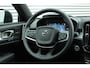 Volvo XC40 B4 Automaat Plus Dark | Lichtmetalen Velgen 18" | Trekhaak Elektrisch Uitklapbaar | Verwarmde Voorruit | Electronic Climate Controle | Voorstoelen + Stuurwiel Verwarmd | Dakrails | Keyless Entry + Keyless Start | LED Koplampen | Navigatiesysteem Full Map | Park Assist Voor |