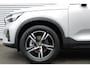 Volvo XC40 B4 Automaat Plus Dark | Lichtmetalen Velgen 18" | Trekhaak Elektrisch Uitklapbaar | Verwarmde Voorruit | Electronic Climate Controle | Voorstoelen + Stuurwiel Verwarmd | Dakrails | Keyless Entry + Keyless Start | LED Koplampen | Navigatiesysteem Full Map | Park Assist Voor |