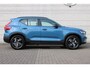 Volvo XC40 B4 Plus Dark | Trekhaak | Pilot Assist | Camera achter | Harman Kardon | Voorruitverwarming | Keyless | Blis | Elektrisch verstelbare stoelen | Draadloos opladen telefoon | Stoelverwarming | Noodreservewiel | 18 Inch