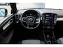 Volvo XC40 B4 Plus Dark | Trekhaak | Pilot Assist | Camera achter | Harman Kardon | Voorruitverwarming | Keyless | Blis | Elektrisch verstelbare stoelen | Draadloos opladen telefoon | Stoelverwarming | Noodreservewiel | 18 Inch