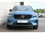 Volvo XC40 B4 Plus Dark | Trekhaak | Pilot Assist | Camera achter | Harman Kardon | Voorruitverwarming | Keyless | Blis | Elektrisch verstelbare stoelen | Draadloos opladen telefoon | Stoelverwarming | Noodreservewiel | 18 Inch
