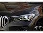 BMW X1 sDrive20i 192PK! Automaat VDL Nedcar Edition Executive BJ2020 Lmv 18" | Led | Pdc | Navi | Sideskirts | Head-Up display | Elek. achterklep | Climate control | Cruise control | Lederen bekleding | Verwarmde voorstoelen | Zwarte hemel | Getint glas
