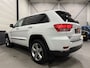Jeep Grand Cherokee 3.6 V6 Overland PANO/LUCHTVERING/TREKHAAK/LEER+VENTILATIE/ACC/CAMERA/20"LMV/1E EIGENAAR/VOLLEDIGE HISTORIE/UNIEKE AUTO/TOPCONDITIE/ABSOLUTE NIEUWSTAAT
