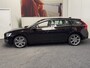 Volvo V60 2.4 D6 AWD PLUG- IN HYBRID SUMMUM NAVIGATIE CRUISE CONTROL CLIMATE CONTROL  LEDER STOELVERWARMING BLUETOOTH TELEFOON MULTIMEDIA VOORBEREIDING KEYLESS GO PDC AFN. TREKHAAK ZEER MOOI !! 3010