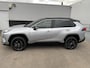 Toyota RAV4 2.5 Hybrid AWD Bi-tone Trekhaak, stoel- & stuurverwarming, keyless, achteruitrij camera, parkeersensoren v&a, navigatie Apple CarPlay/Android Auto