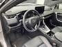 Toyota RAV4 2.5 Hybrid AWD Bi-tone Trekhaak, stoel- & stuurverwarming, keyless, achteruitrij camera, parkeersensoren v&a, navigatie Apple CarPlay/Android Auto