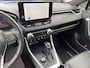 Toyota RAV4 2.5 Hybrid AWD Bi-tone Trekhaak, stoel- & stuurverwarming, keyless, achteruitrij camera, parkeersensoren v&a, navigatie Apple CarPlay/Android Auto