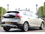 Volvo V40 Cross Country 1.5 T3 Polar+ Luxury Automaat | NL-AUTO! | DEALER OH! | FULL OPTION! | PANODAK | LEDER | AFN. TREKHAAK | CAMERA | STOELVERWARMING | NAVI | CLIMA | CRUISE | PARK SENS V+A | PRACHTIGE STAAT!