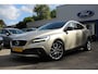 Volvo V40 Cross Country 1.5 T3 Polar+ Luxury Automaat | NL-AUTO! | DEALER OH! | FULL OPTION! | PANODAK | LEDER | AFN. TREKHAAK | CAMERA | STOELVERWARMING | NAVI | CLIMA | CRUISE | PARK SENS V+A | PRACHTIGE STAAT!