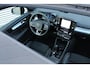 Volvo XC40 B4 Automaat Plus Black Edition | Verwarmbare voorstoelen | Verwarmbaar stuurwiel | Premium audio by Harman Kardon| Rondom zichtcamera | 20 inch Lichtmetalen wielen | Elektrisch glazen panoramadak