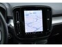 Volvo XC40 B4 Plus Dark | Verwarmbare Voorstoelen en Stuurwiel | Semi-Elektrische Trekhaak | Verwarmbare Voorruit | Premium Audio by Harman Kardon | Adaptieve Cruise Control | Park Assist