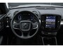 Volvo XC40 B4 Plus Dark | Verwarmbare Voorstoelen en Stuurwiel | Semi-Elektrische Trekhaak | Verwarmbare Voorruit | Premium Audio by Harman Kardon | Adaptieve Cruise Control | Park Assist