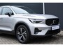 Volvo XC40 B4 Plus Dark | Verwarmbare Voorstoelen en Stuurwiel | Semi-Elektrische Trekhaak | Verwarmbare Voorruit | Premium Audio by Harman Kardon | Adaptieve Cruise Control | Park Assist