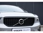 Volvo XC40 B4 Plus Dark | Verwarmbare Voorstoelen en Stuurwiel | Semi-Elektrische Trekhaak | Verwarmbare Voorruit | Premium Audio by Harman Kardon | Adaptieve Cruise Control | Park Assist