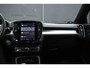 Volvo XC40 B4 Plus Dark | Verwarmbare Voorstoelen en Stuurwiel | Semi-Elektrische Trekhaak | Verwarmbare Voorruit | Premium Audio by Harman Kardon | Adaptieve Cruise Control | Park Assist