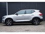 Volvo XC40 B4 Plus Dark | Verwarmbare Voorstoelen en Stuurwiel | Semi-Elektrische Trekhaak | Verwarmbare Voorruit | Premium Audio by Harman Kardon | Adaptieve Cruise Control | Park Assist