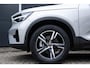 Volvo XC40 B4 Plus Dark | Verwarmbare Voorstoelen en Stuurwiel | Semi-Elektrische Trekhaak | Verwarmbare Voorruit | Premium Audio by Harman Kardon | Adaptieve Cruise Control | Park Assist
