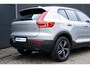 Volvo XC40 B4 Plus Dark | Verwarmbare Voorstoelen en Stuurwiel | Semi-Elektrische Trekhaak | Verwarmbare Voorruit | Premium Audio by Harman Kardon | Adaptieve Cruise Control | Park Assist
