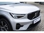 Volvo XC40 B4 Plus Dark | Verwarmbare Voorstoelen en Stuurwiel | Semi-Elektrische Trekhaak | Verwarmbare Voorruit | Premium Audio by Harman Kardon | Adaptieve Cruise Control | Park Assist