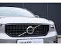 Volvo XC40 B4 Plus Dark | Verwarmbare Voorstoelen en Stuurwiel | Semi-Elektrische Trekhaak | Verwarmbare Voorruit | Premium Audio by Harman Kardon | Adaptieve Cruise Control | Park Assist