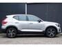 Volvo XC40 B4 Plus Dark | Verwarmbare Voorstoelen en Stuurwiel | Semi-Elektrische Trekhaak | Verwarmbare Voorruit | Premium Audio by Harman Kardon | Adaptieve Cruise Control | Park Assist