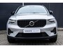 Volvo XC40 B4 Plus Dark | Verwarmbare Voorstoelen en Stuurwiel | Semi-Elektrische Trekhaak | Verwarmbare Voorruit | Premium Audio by Harman Kardon | Adaptieve Cruise Control | Park Assist
