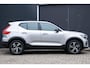 Volvo XC40 B4 Plus Dark | Verwarmbare Voorstoelen en Stuurwiel | Semi-Elektrische Trekhaak | Verwarmbare Voorruit | Premium Audio by Harman Kardon | Adaptieve Cruise Control | Park Assist