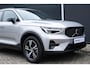 Volvo XC40 B4 Plus Dark | Verwarmbare Voorstoelen en Stuurwiel | Semi-Elektrische Trekhaak | Verwarmbare Voorruit | Premium Audio by Harman Kardon | Adaptieve Cruise Control | Park Assist