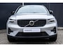 Volvo XC40 B4 Plus Dark | Verwarmbare Voorstoelen en Stuurwiel | Semi-Elektrische Trekhaak | Verwarmbare Voorruit | Premium Audio by Harman Kardon | Adaptieve Cruise Control | Park Assist