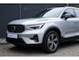 Volvo XC40 B4 Plus Dark | Verwarmbare Voorstoelen en Stuurwiel | Semi-Elektrische Trekhaak | Verwarmbare Voorruit | Premium Audio by Harman Kardon | Adaptieve Cruise Control | Park Assist