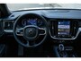 Volvo V60 T6 Plug-in hybrid AWD Plus Dark | Trekhaak | Rondom zichtcamera | Verwarmbare voorruit | Verwarmbare voorstoelen, achterbank en stuurwiel | Premium audio by Harman Kardon | Keyless |