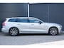Volvo V60 T6 Plug-in hybrid AWD Plus Dark | Trekhaak | Rondom zichtcamera | Verwarmbare voorruit | Verwarmbare voorstoelen, achterbank en stuurwiel | Premium audio by Harman Kardon | Keyless |