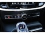 Volvo V60 T6 Plug-in hybrid AWD Plus Dark | Trekhaak | Rondom zichtcamera | Verwarmbare voorruit | Verwarmbare voorstoelen, achterbank en stuurwiel | Premium audio by Harman Kardon | Keyless |