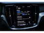 Volvo V60 T6 Plug-in hybrid AWD Plus Dark | Trekhaak | Rondom zichtcamera | Verwarmbare voorruit | Verwarmbare voorstoelen, achterbank en stuurwiel | Premium audio by Harman Kardon | Keyless |