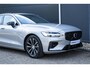 Volvo V60 T6 Plug-in hybrid AWD Plus Dark | Trekhaak | Rondom zichtcamera | Verwarmbare voorruit | Verwarmbare voorstoelen, achterbank en stuurwiel | Premium audio by Harman Kardon | Keyless |