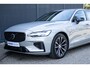 Volvo V60 T6 Plug-in hybrid AWD Plus Dark | Trekhaak | Rondom zichtcamera | Verwarmbare voorruit | Verwarmbare voorstoelen, achterbank en stuurwiel | Premium audio by Harman Kardon | Keyless |