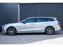 Volvo V60 T6 Plug-in hybrid AWD Plus Dark | Trekhaak | Rondom zichtcamera | Verwarmbare voorruit | Verwarmbare voorstoelen, achterbank en stuurwiel | Premium audio by Harman Kardon | Keyless |