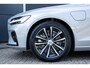 Volvo V60 T6 Plug-in hybrid AWD Plus Dark | Trekhaak | Rondom zichtcamera | Verwarmbare voorruit | Verwarmbare voorstoelen, achterbank en stuurwiel | Premium audio by Harman Kardon | Keyless |