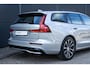 Volvo V60 T6 Plug-in hybrid AWD Plus Dark | Trekhaak | Rondom zichtcamera | Verwarmbare voorruit | Verwarmbare voorstoelen, achterbank en stuurwiel | Premium audio by Harman Kardon | Keyless |