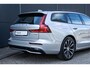 Volvo V60 T6 Plug-in hybrid AWD Plus Dark | Trekhaak | Rondom zichtcamera | Verwarmbare voorruit | Verwarmbare voorstoelen, achterbank en stuurwiel | Premium audio by Harman Kardon | Keyless |