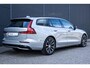 Volvo V60 T6 Plug-in hybrid AWD Plus Dark | Trekhaak | Rondom zichtcamera | Verwarmbare voorruit | Verwarmbare voorstoelen, achterbank en stuurwiel | Premium audio by Harman Kardon | Keyless |