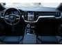 Volvo V60 T6 Plug-in hybrid AWD Plus Dark | Trekhaak | Rondom zichtcamera | Verwarmbare voorruit | Verwarmbare voorstoelen, achterbank en stuurwiel | Premium audio by Harman Kardon | Keyless |