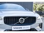 Volvo V60 T6 Plug-in hybrid AWD Plus Dark | Trekhaak | Rondom zichtcamera | Verwarmbare voorruit | Verwarmbare voorstoelen, achterbank en stuurwiel | Premium audio by Harman Kardon | Keyless |
