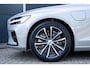 Volvo V60 T6 Plug-in hybrid AWD Plus Dark | Trekhaak | Rondom zichtcamera | Verwarmbare voorruit | Verwarmbare voorstoelen, achterbank en stuurwiel | Premium audio by Harman Kardon | Keyless |
