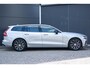 Volvo V60 T6 Plug-in hybrid AWD Plus Dark | Trekhaak | Rondom zichtcamera | Verwarmbare voorruit | Verwarmbare voorstoelen, achterbank en stuurwiel | Premium audio by Harman Kardon | Keyless |
