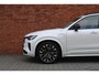 Volvo XC90 T8 Plug-in hybrid AWD Ultra Dark | Trekhaak | Bowers & Wilkins | Luchtvering | Gelamineerde Zijruiten | Massagestoelen | Panoramadak | BLIS Dodehoekdetectie | Geventileerd Leder | Apple Carplay